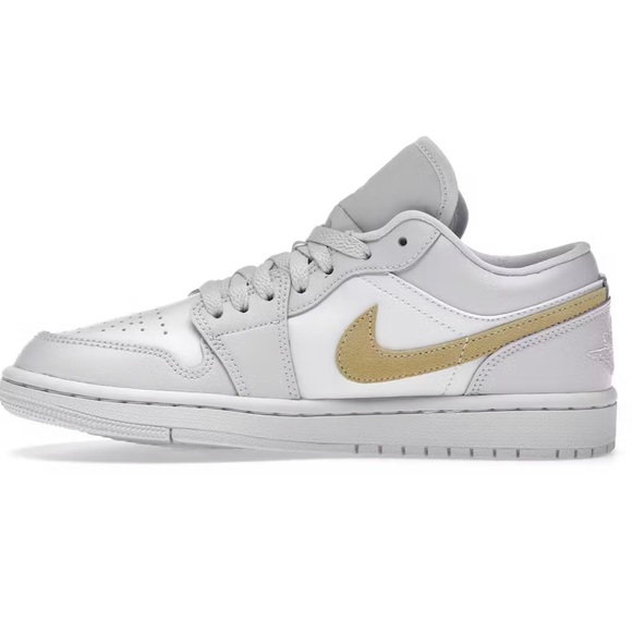 Jordan 1 Low barely Grape - Picture 3 of 4